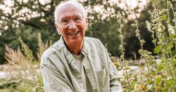 'Old soldier' with 'lifetime of stains' on teeth is 'more confident' with £10 powder