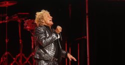 Rod Stewart shares emotional message after needing oxygen tank on stage